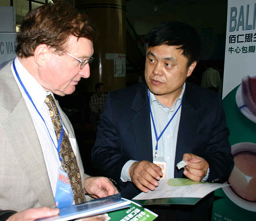 2004年第十四届国际胸外会议金博士与加拿大胸外科学会主席介绍佰仁思生物瓣.jpg