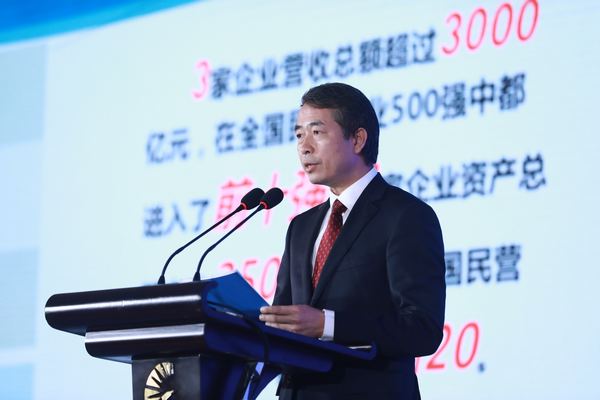 4.市工商联党组副书记、副主席佘运高发布百强企业榜单.jpg
