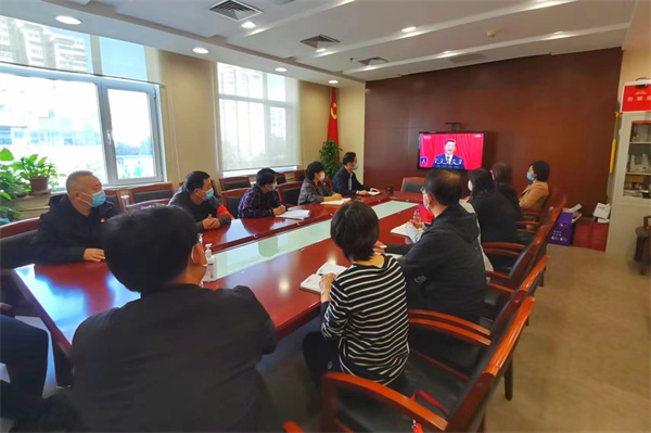 2.西城区工商联组织企业家代表、全体机关干部共同观看党的二十大开幕会.jpg